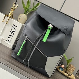 Loewe  新款背包到貨  puzzle Backpack 是一種寬敞且