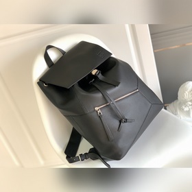 Loewe  新款背包到貨  puzzle Backpack 是一種寬敞且