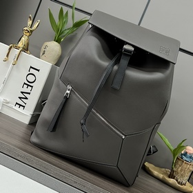 Loewe  新款背包到貨  puzzle Backpack 是一種寬敞且