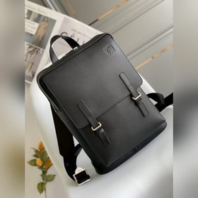 Loewe  新款背包到貨  Military Backpack 是一種寬