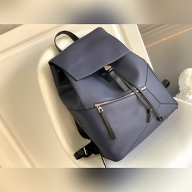Loewe   新款背包到貨  puzzle Backpack 是一種寬敞