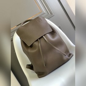 Loewe  新款背包到貨 這是一款選用質感柔軟粒面牛皮拼接經典牛皮的背包