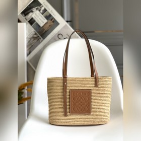 Loewe 一個傳統的方型草編菜籃子 進口拉菲草、 全手工編織制作，精美的牛皮