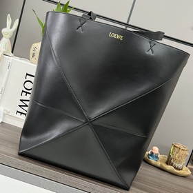 Loewe 新款 大號亮面牛皮革 Puzzle Fold 手袋從品牌經典手袋系