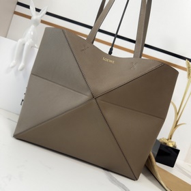 Loewe 新款 中號柔軟粒面 牛皮革橫版 Puzzle Fold 手袋 采用