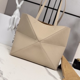Loewe 新款 中號柔軟粒面 牛皮革橫版 Puzzle Fold 手袋 采用