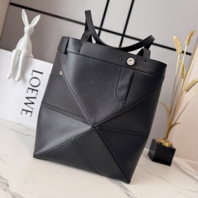 Loewe 新款 亮面牛皮革 Puzzle Fold Tote采用标志性包袋的