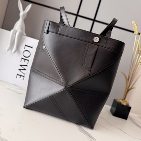Loewe 新款 亮面牛皮革 Puzzle Fold Tote采用标志性包袋的