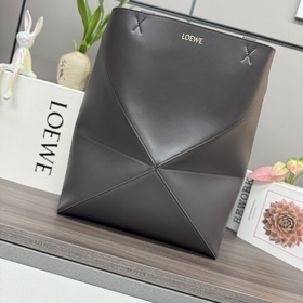 Loewe 新款 大號亮面牛皮革 Puzzle Fold 手袋從品牌經典手袋系