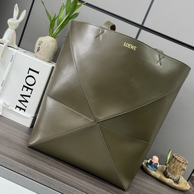 Loewe 新款 大號亮面牛皮革 Puzzle Fold 手袋從品牌經典手袋系