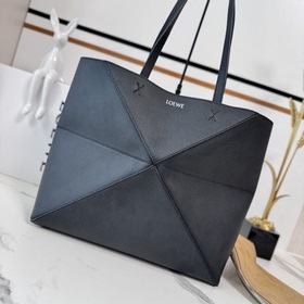 Loewe 新款 中號柔軟粒面 牛皮革橫版 Puzzle Fold 手袋 采用