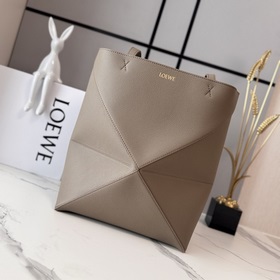 Loewe 新款 小號柔軟粒面 牛皮革 Puzzle Fold Tote采用輕