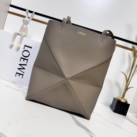 Loewe 新款 小號柔軟粒面 牛皮革 Puzzle Fold Tote采用輕