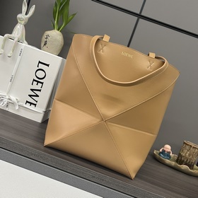Loewe 新款 小號 亮面牛皮革 Puzzle Fold Tote采用标志性
