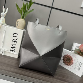 Loewe 新款 小號拼色 亮面牛皮革 Puzzle Fold Tote采用标