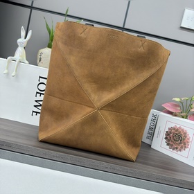 Loewe 新款 大號壓制絨面皮革 Puzzle Fold 手袋從品牌經典手袋