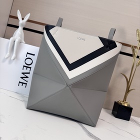 Loewe 新款 Puzzle Fold手袋折疊包 采用輕盈幾何結構設計，能夠