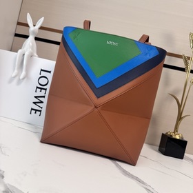 Loewe 新款 Puzzle Fold手袋折疊包 采用輕盈幾何結構設計，能夠