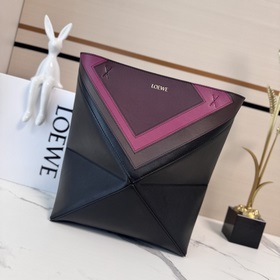 Loewe 新款 Puzzle Fold手袋折疊包 采用輕盈幾何結構設計，能夠
