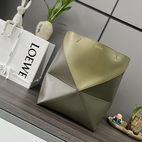 Loewe 新款 小號拼色 亮面牛皮革 Puzzle Fold Tote采用标