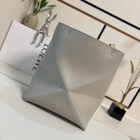Loewe 新款 小號 亮面牛皮革 Puzzle Fold Tote采用标志性