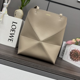 Loewe 新款 小號 亮面牛皮革 Puzzle Fold Tote采用标志性
