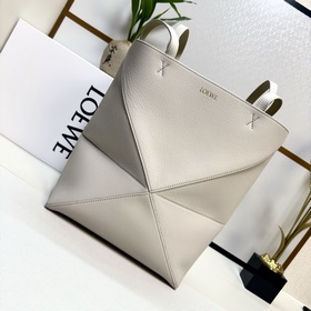 Loewe 新款 小號柔軟粒面 牛皮革 Puzzle Fold Tote采用輕
