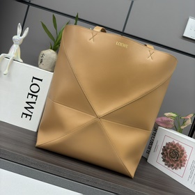 Loewe 新款 大號亮面牛皮革 Puzzle Fold 手袋從品牌經典手袋系