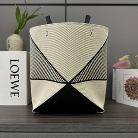 Loewe 新款 Puzzle Fold手袋 手袋從品牌經典手袋系列的幾何線條
