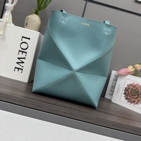 Loewe 新款 小號 亮面牛皮革 Puzzle Fold Tote采用标志性