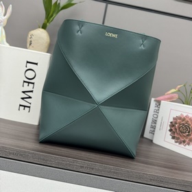 Loewe 新款 小號 亮面牛皮革 Puzzle Fold Tote采用标志性