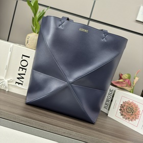 Loewe 新款 大號亮面牛皮革 Puzzle Fold 手袋從品牌經典手袋系