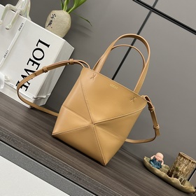 Loewe 新款 迷你亮面牛皮革Puzzle Fold 手袋從品牌經典手袋系列
