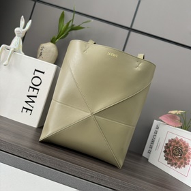 Loewe 新款 小號 亮面牛皮革 Puzzle Fold Tote采用标志性