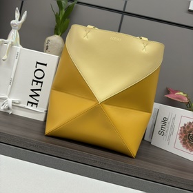 Loewe 新款 小號拼色 亮面牛皮革 Puzzle Fold Tote采用标
