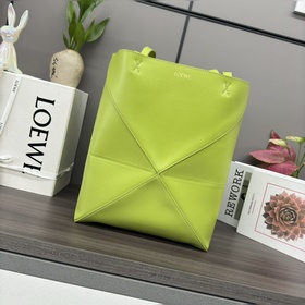 Loewe 新款 小號 亮面牛皮革 Puzzle Fold Tote采用标志性