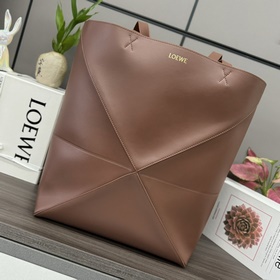 Loewe 新款 大號亮面牛皮革 Puzzle Fold 手袋從品牌經典手袋系