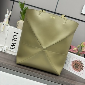 Loewe 新款 大號亮面牛皮革 Puzzle Fold 手袋從品牌經典手袋系