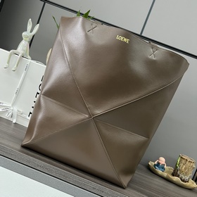 Loewe 新款 大號亮面牛皮革 Puzzle Fold 手袋從品牌經典手袋系