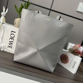 Loewe 新款 大號亮面牛皮革 Puzzle Fold 手袋從品牌經典手袋系