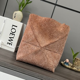 Loewe 新款 小號絨面Puzzle Fold Tote采用标志性包袋的标志