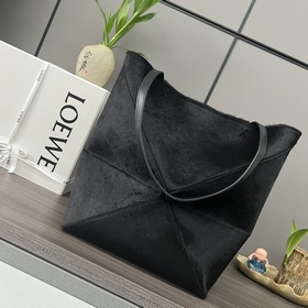 Loewe  新款 Puzzle Fold Tote 此版本采用毛絨牛皮革打造