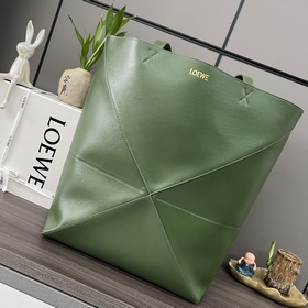 Loewe 新款 大號亮面牛皮革 Puzzle Fold 手袋從品牌經典手袋系