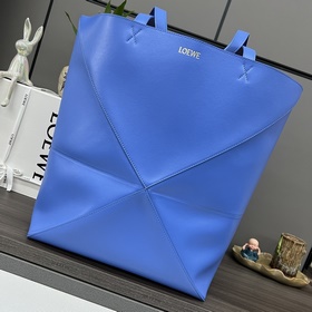 Loewe 新款 大號亮面牛皮革 Puzzle Fold 手袋從品牌經典手袋系