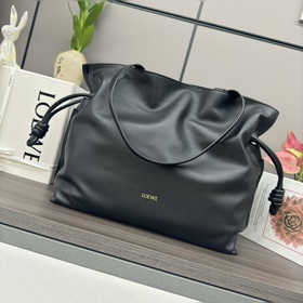 Loewe 新款 大號納帕牛皮革Flamenco 福袋 采用拉繩收緊 并打上标