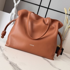 Loewe 新款 大號納帕牛皮革Flamenco 福袋 采用拉繩收緊 并打上标