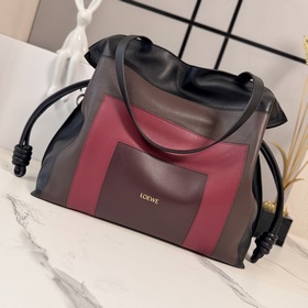 Loewe 最新配色 大號Flamenco 福袋以柔軟材質制造就慵懶風格，拉繩