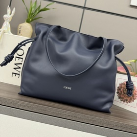 Loewe 新款 大號納帕牛皮革Flamenco 福袋 采用拉繩收緊 并打上标