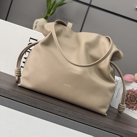Loewe 新款 大號納帕牛皮革Flamenco 福袋 采用拉繩收緊 并打上标