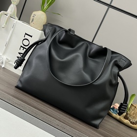 Loewe 納帕牛皮革Flamenco 福袋 手拿包 采用拉繩收緊 并打上标志